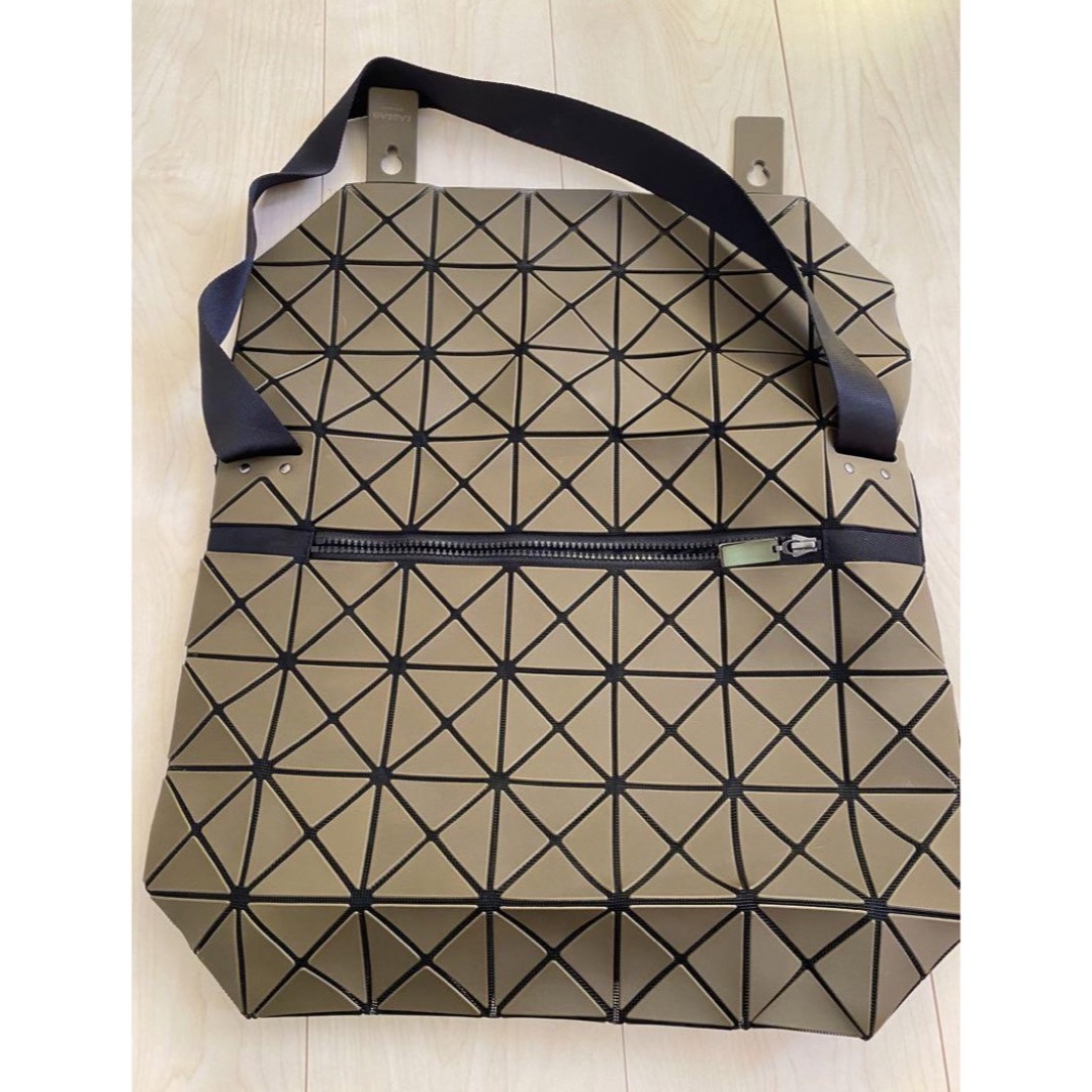 BaoBaoIsseyMiyake(バオバオイッセイミヤケ)のBAOBAOメッセンジャーショルダーバッグ カーキ　ISSEY MIYAKE レディースのバッグ(ショルダーバッグ)の商品写真