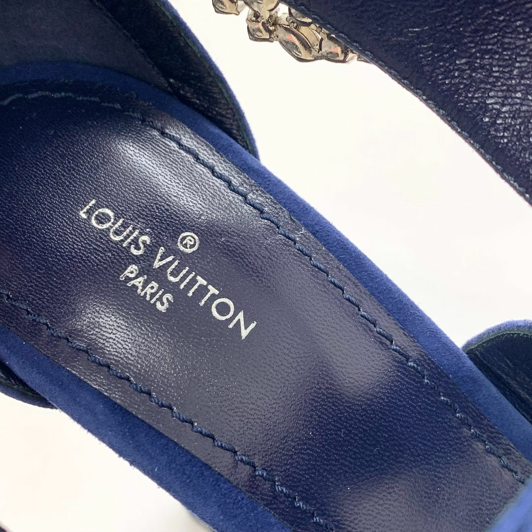 LOUIS VUITTON(ルイヴィトン)の8120 未使用 ヴィトン スエード ビジュー LVロゴ サンダル ネイビー レディースの靴/シューズ(サンダル)の商品写真