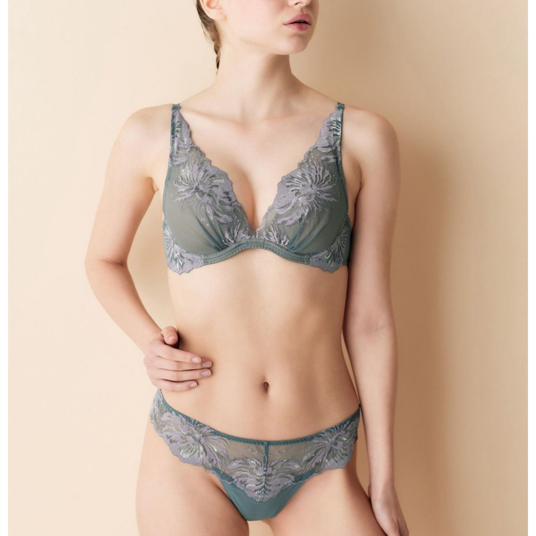 Chut! INTIMATES(シュットインティメイツ)のchut! グレイッシュグリーン ストリングL未使用新品  レディースの下着/アンダーウェア(ショーツ)の商品写真