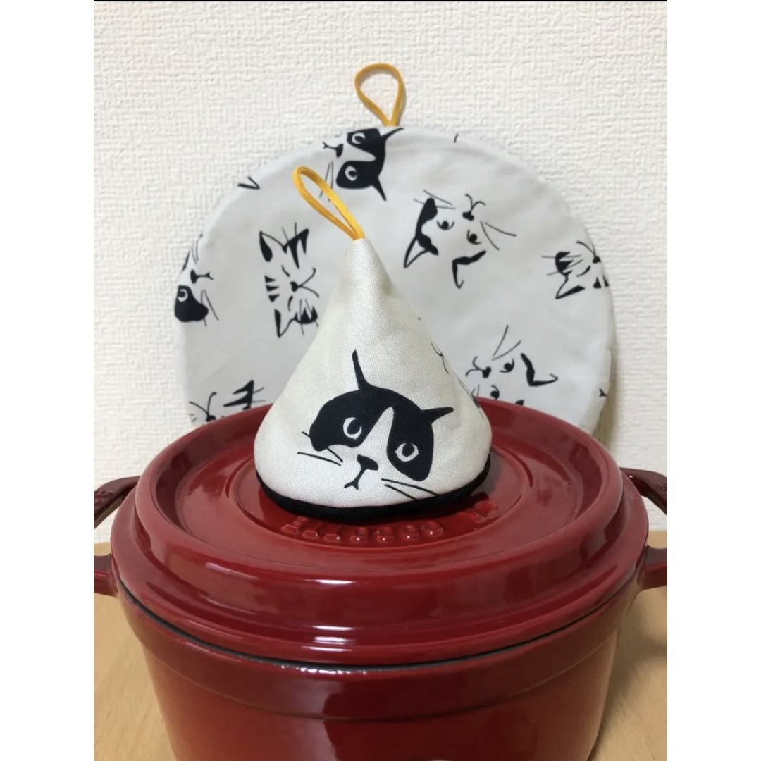 STAUB(ストウブ)のストウブ　ル・クルーゼ　24センチ鍋敷　三角鍋つかみ　セット　バーミキュラ　猫 インテリア/住まい/日用品のキッチン/食器(収納/キッチン雑貨)の商品写真