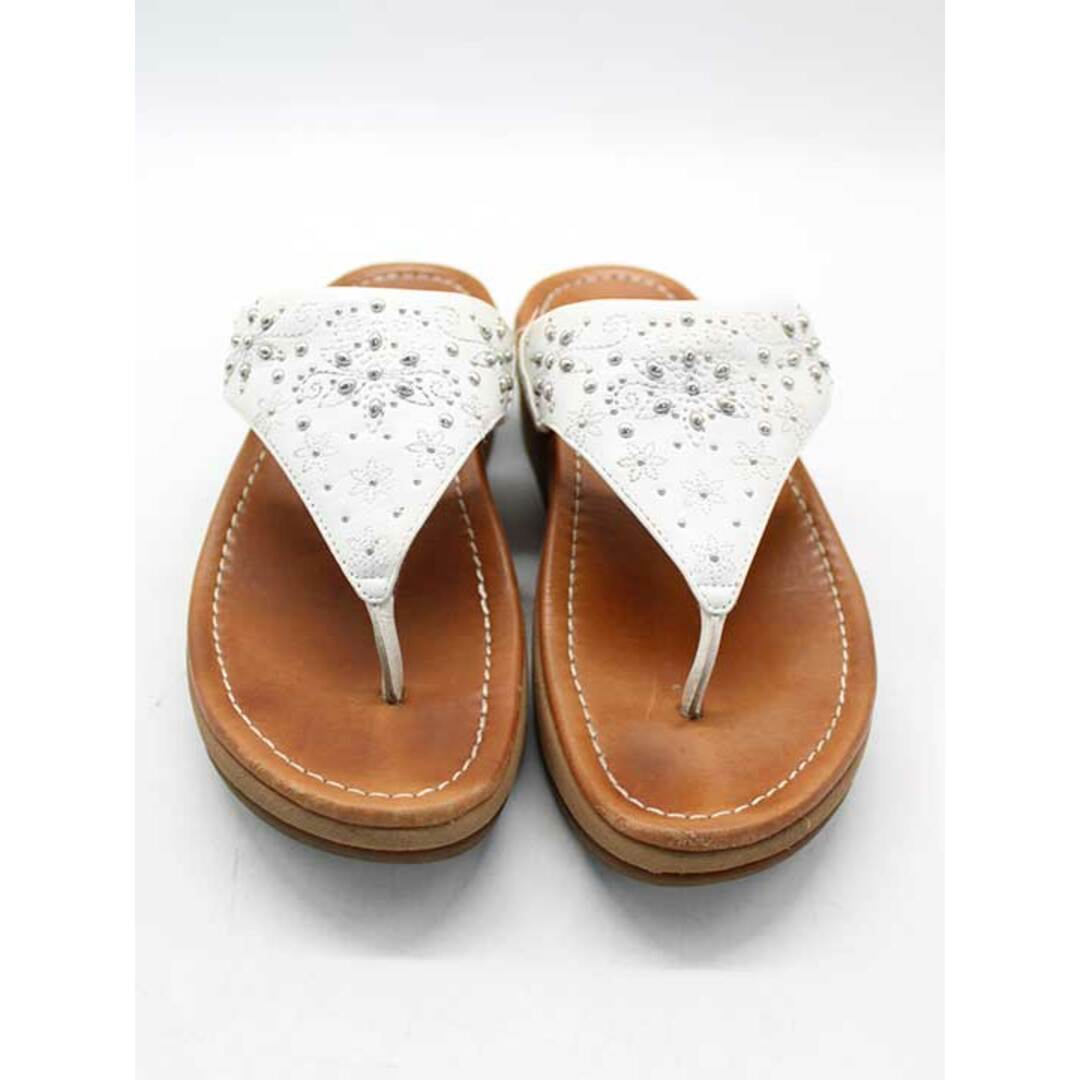 fitflop(フィットフロップ)の【夏物 新入荷】★fitflop/フィットフロップ★スタッズトングサンダル/おしゃれ/カジュアル/サンダル/シューズ/靴 ホワイト×キャメル レディース US6.5【中古】夏 724042 レディースの靴/シューズ(サンダル)の商品写真