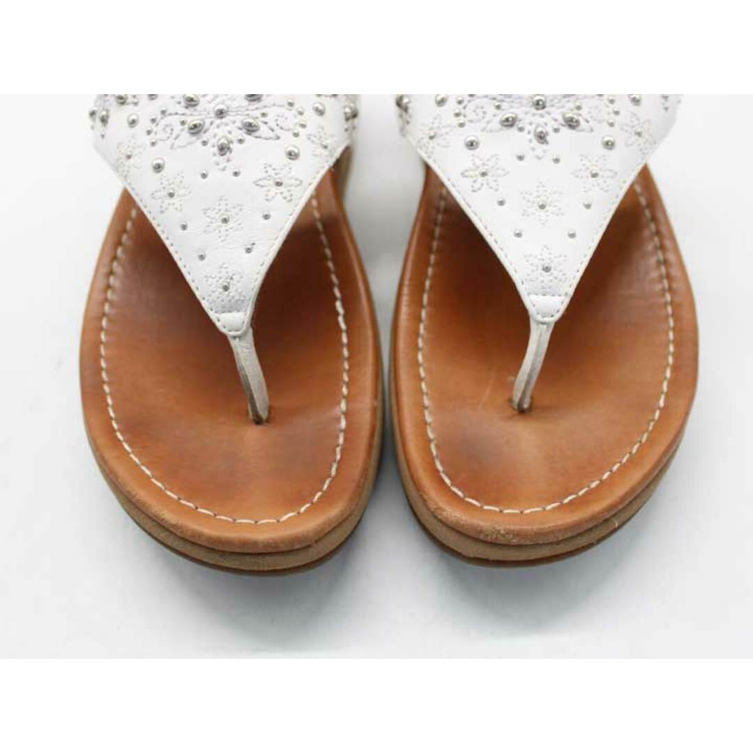 fitflop(フィットフロップ)の【夏物 新入荷】★fitflop/フィットフロップ★スタッズトングサンダル/おしゃれ/カジュアル/サンダル/シューズ/靴 ホワイト×キャメル レディース US6.5【中古】夏 724042 レディースの靴/シューズ(サンダル)の商品写真