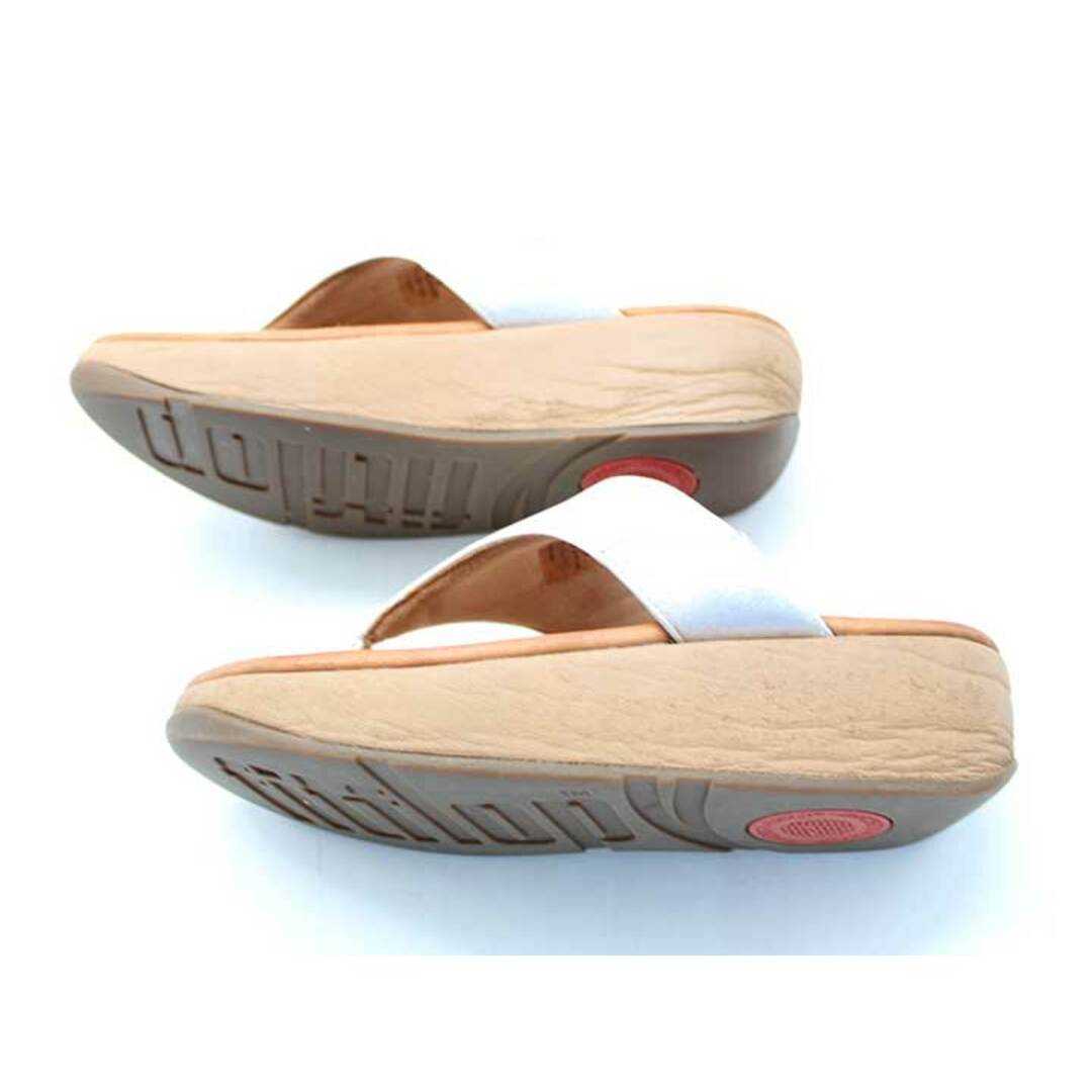 fitflop(フィットフロップ)の【夏物 新入荷】★fitflop/フィットフロップ★トングサンダル/おしゃれ/シンプル/カジュアル/サンダル/シューズ/靴 ホワイト×キャメル レディース US 7【中古】夏 724042 レディースの靴/シューズ(サンダル)の商品写真