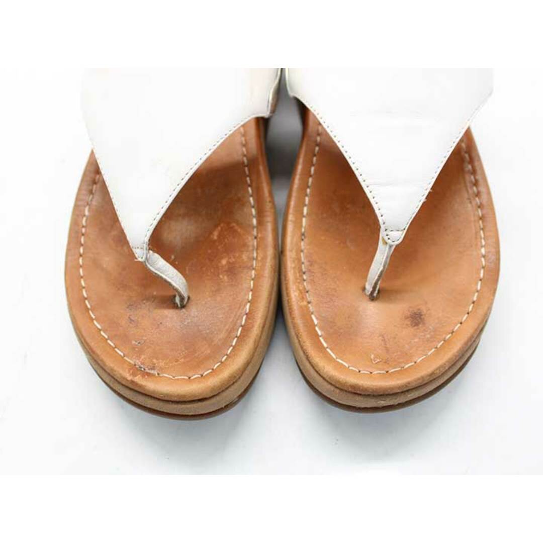 fitflop(フィットフロップ)の【夏物 新入荷】★fitflop/フィットフロップ★トングサンダル/おしゃれ/シンプル/カジュアル/サンダル/シューズ/靴 ホワイト×キャメル レディース US 7【中古】夏 724042 レディースの靴/シューズ(サンダル)の商品写真