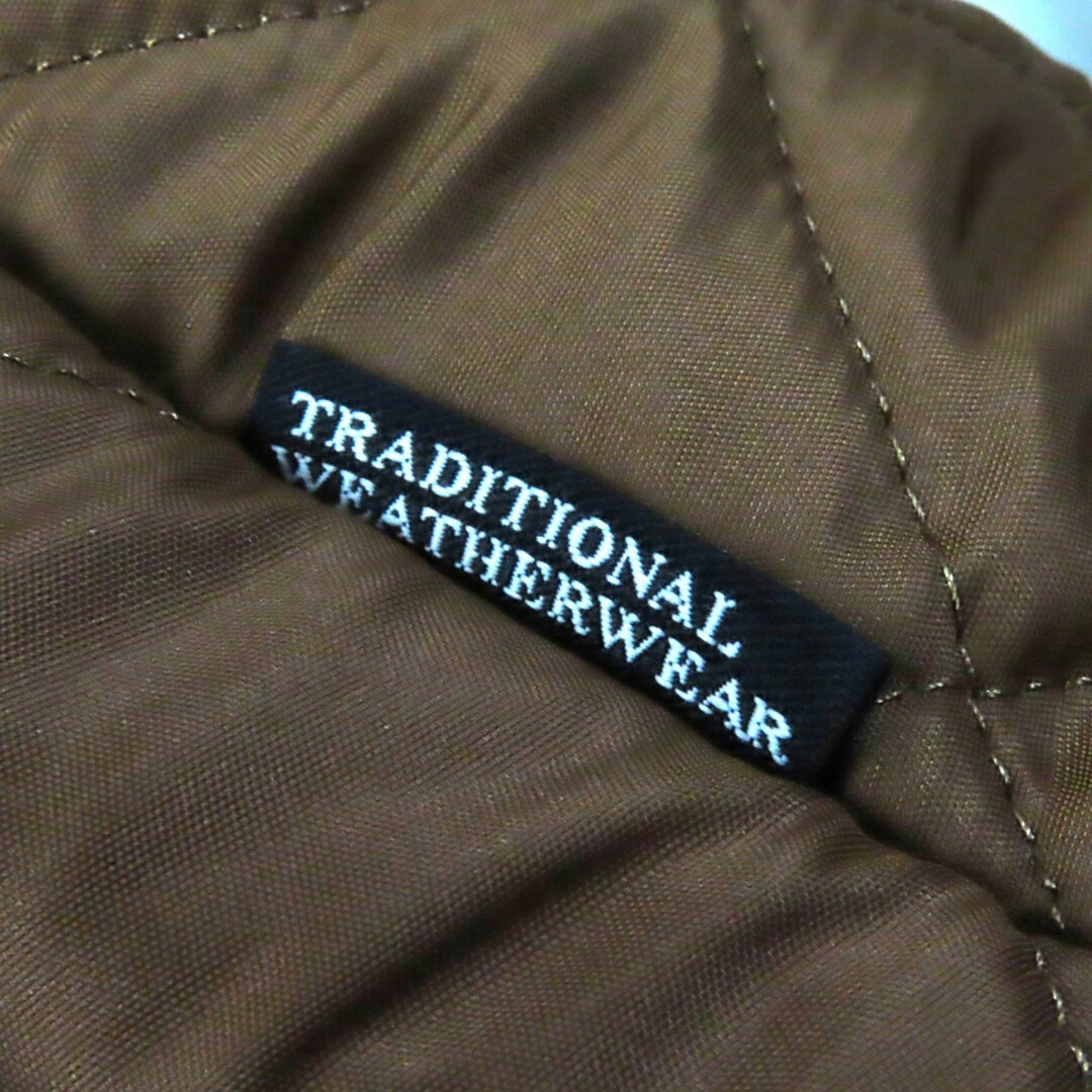 TRADITIONAL WEATHERWEAR(トラディショナルウェザーウェア)の極美品★Traditional Weatherwear トラディショナルウェザーウェア L182APQCO0011H GRANGE グランジ 裏ボア フード・ロゴボタン付 キルティング ロング コート ブラウン 40 正規品 レディース レディースのジャケット/アウター(その他)の商品写真