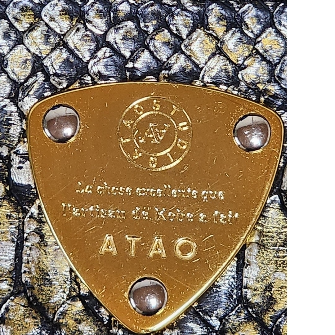 ATAO(アタオ)の〈中古品〉ATAOアタオ 長財布 パイソンレザー　プラチナ箔 黒 レディースのファッション小物(財布)の商品写真