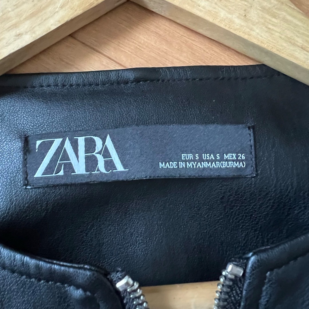 ZARA(ザラ)のZARA フェイクレザーノーカラージャケット　美品 レディースのジャケット/アウター(ノーカラージャケット)の商品写真