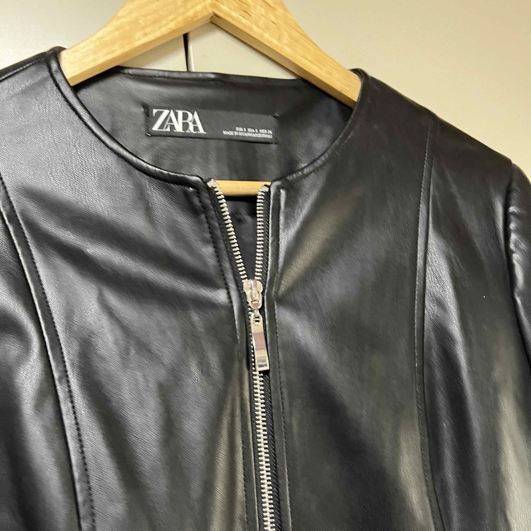 ZARA(ザラ)のZARA フェイクレザーノーカラージャケット　美品 レディースのジャケット/アウター(ノーカラージャケット)の商品写真