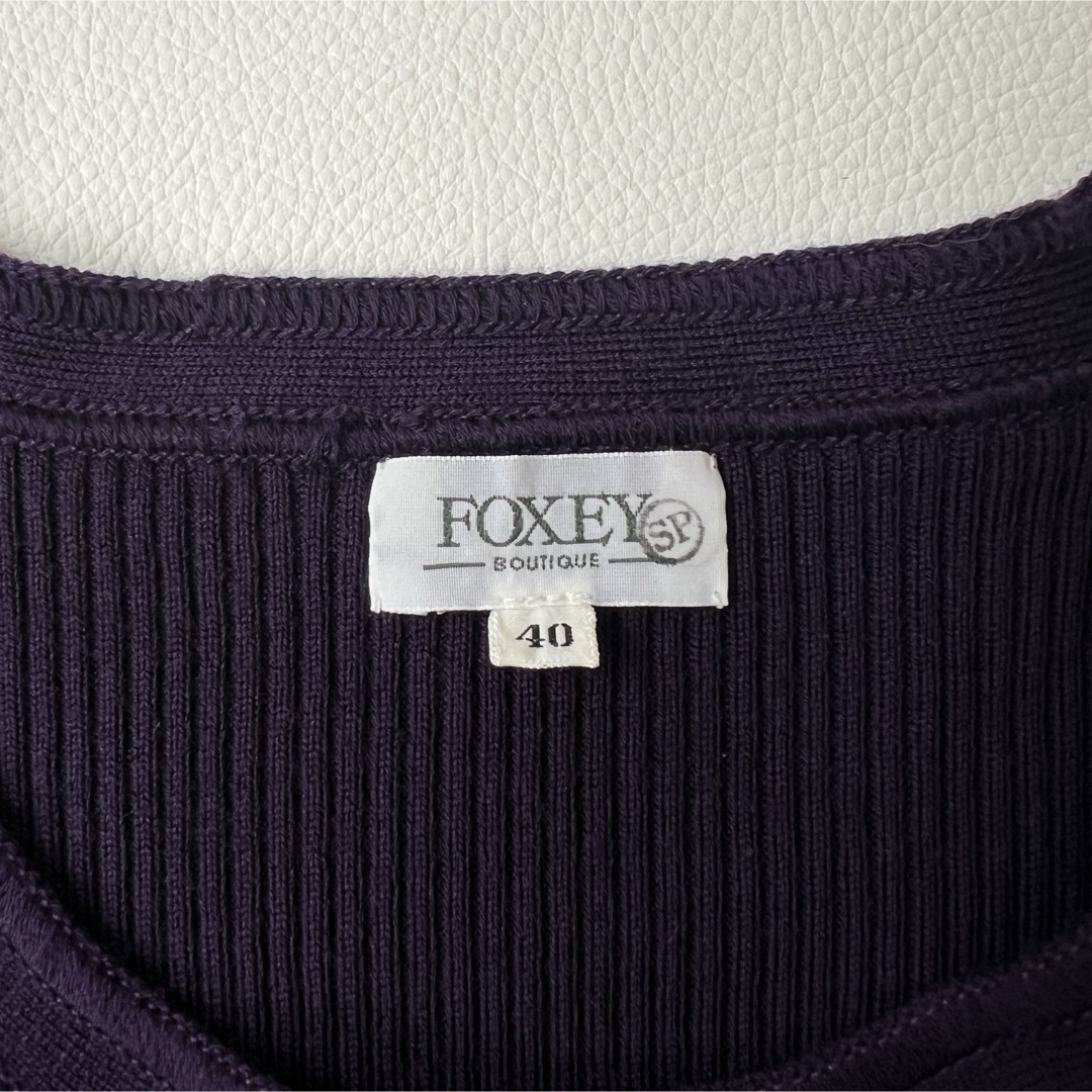 FOXEY BOUTIQUE(フォクシーブティック)の良品　Foxey フォクシー　リブニット　セーター　ロゴプレート レディースのトップス(ニット/セーター)の商品写真