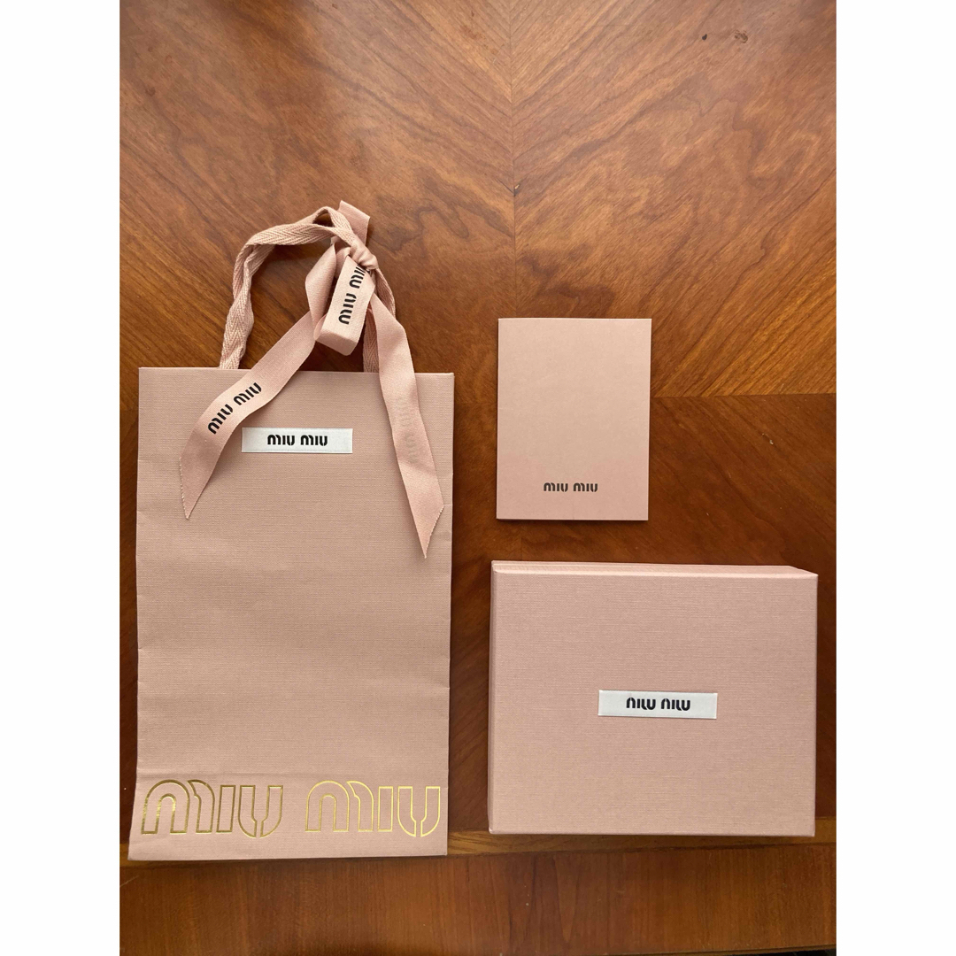 miumiu(ミュウミュウ)の【miumiu】箱、ショップ袋、リボン、ギャランティカード付き三つ折りウォレット レディースのファッション小物(財布)の商品写真