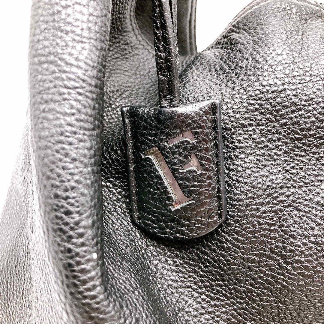 Furla(フルラ)のFURLA フルラ　無地　黒　シボ革　レザー　ハンドバッグ　肩がけ　大容量 レディースのバッグ(ハンドバッグ)の商品写真