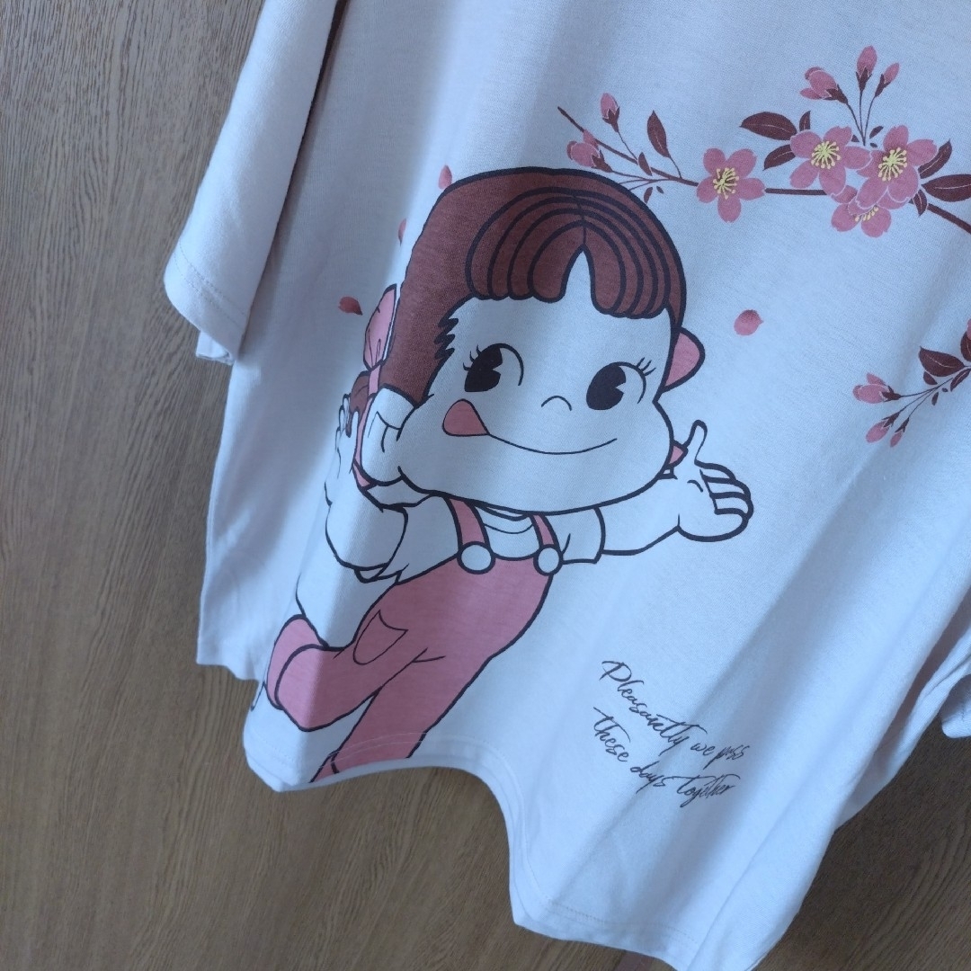 新品 未使用 ペコちゃん トップス 半袖 Tシャツ Ｌサイズ レディース レディースのトップス(Tシャツ(半袖/袖なし))の商品写真