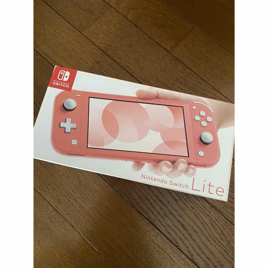 Nintendo Switch(ニンテンドースイッチ)のNintendo Switch Light コーラルピンク エンタメ/ホビーのゲームソフト/ゲーム機本体(携帯用ゲーム機本体)の商品写真