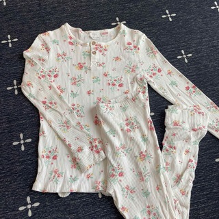 ザラキッズ(ZARA KIDS)のZARAキッズ　ザラ　パジャマ　女の子　130 寝巻き　コットン　花柄(パジャマ)