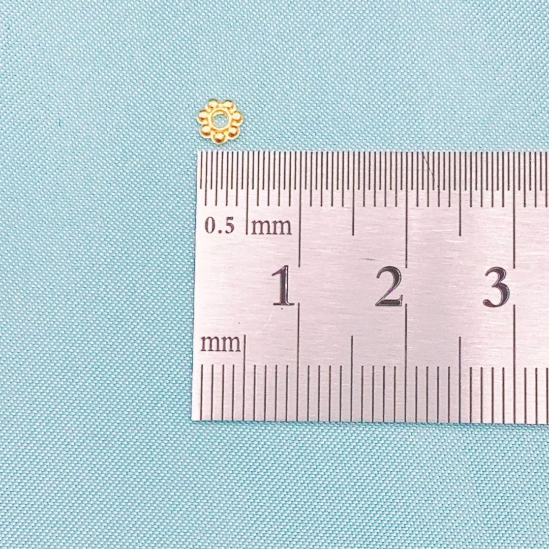 【R2320】花形スペーサー　ゴールド　4ｍｍ　100個 ハンドメイドの素材/材料(各種パーツ)の商品写真