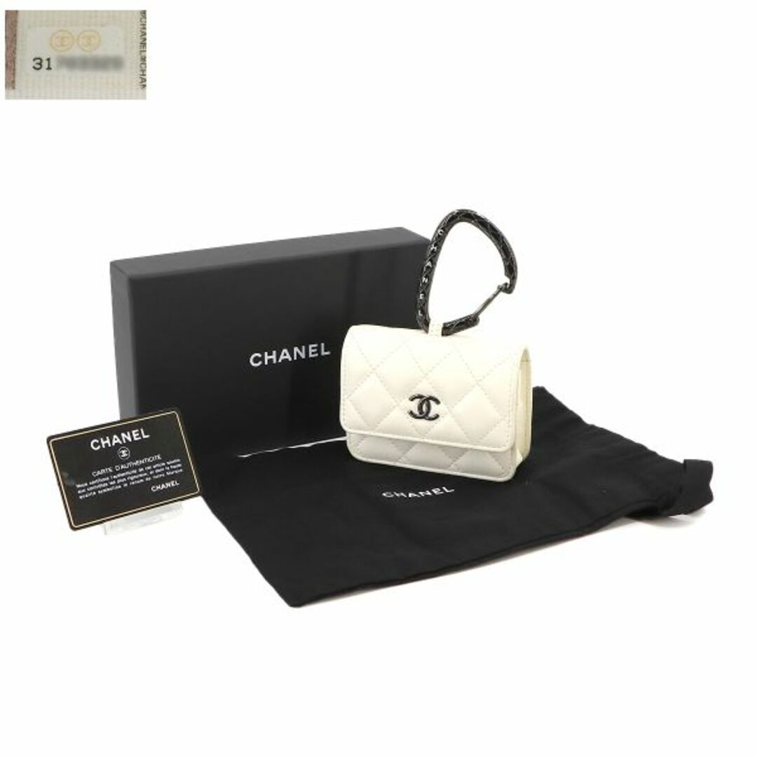 CHANEL(シャネル)の新品同様 シャネル CHANEL マトラッセ ジュエルフック カードケース 名刺入れ レザー ホワイト AP2397 ブラック シルバー 金具 VLP 90231334 レディースのファッション小物(パスケース/IDカードホルダー)の商品写真