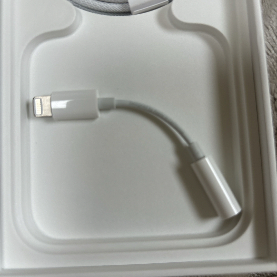 Apple(アップル)のApple 3.5mm ステレオ ヘッドフォンジャック変換アダプタ スマホ/家電/カメラのスマートフォン/携帯電話(バッテリー/充電器)の商品写真
