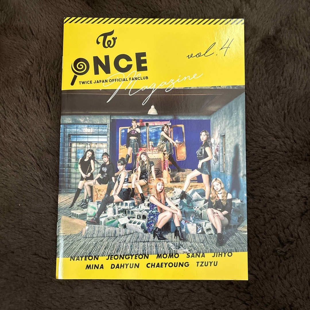 TWICE(トゥワイス)のTWICE vol.4 会報誌 エンタメ/ホビーのエンタメ その他(その他)の商品写真