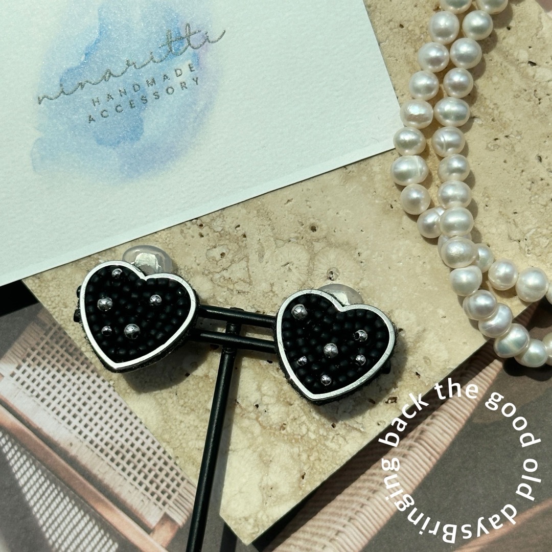 【新作】698⋆︎ビーズ刺繍⋆︎つぶつぶハート⋆︎ 316L⋆︎樹脂 ハンドメイドのアクセサリー(ピアス)の商品写真