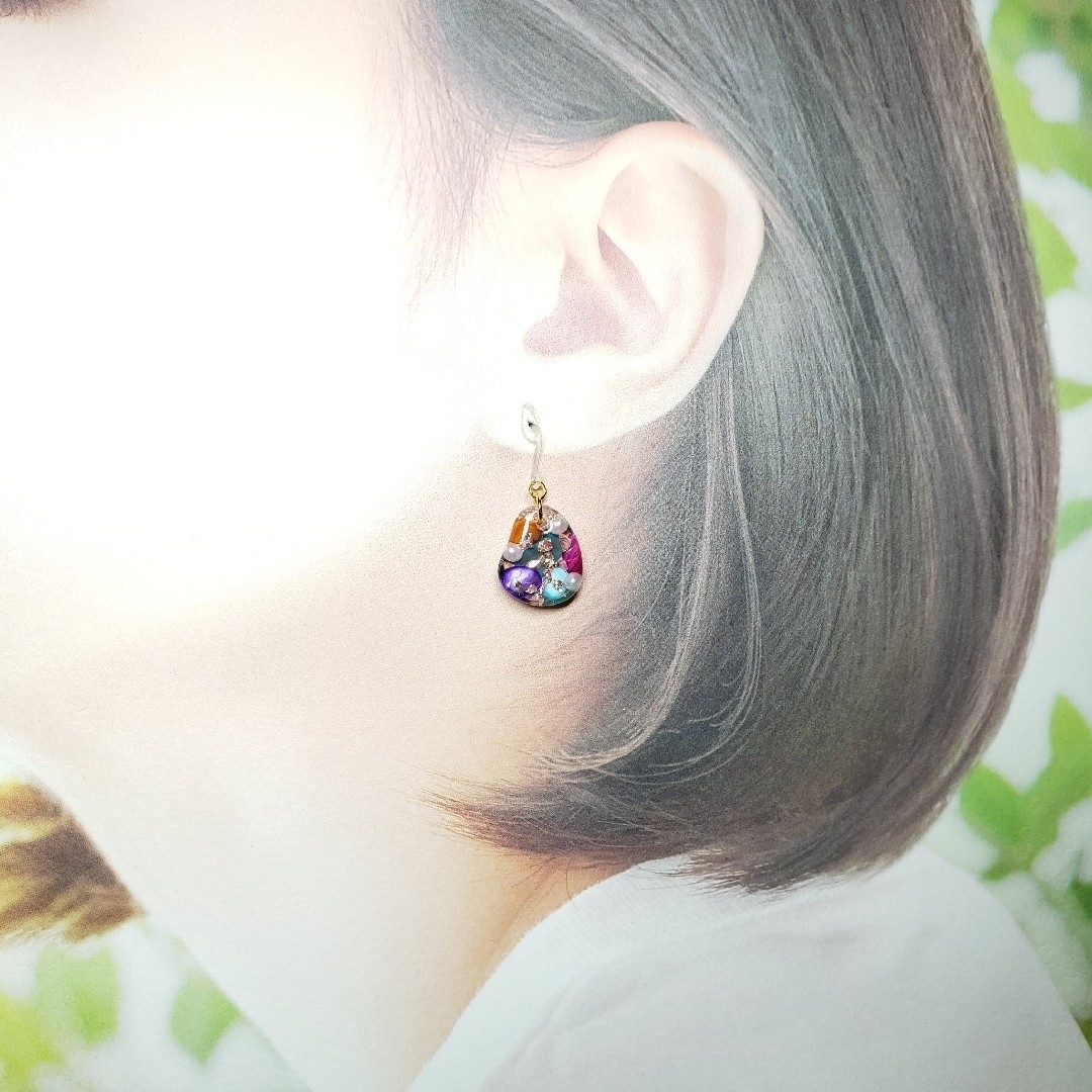 No.560-A　カラフル☆さざれ石☆小さめピアス・イヤリング ハンドメイドのアクセサリー(ピアス)の商品写真