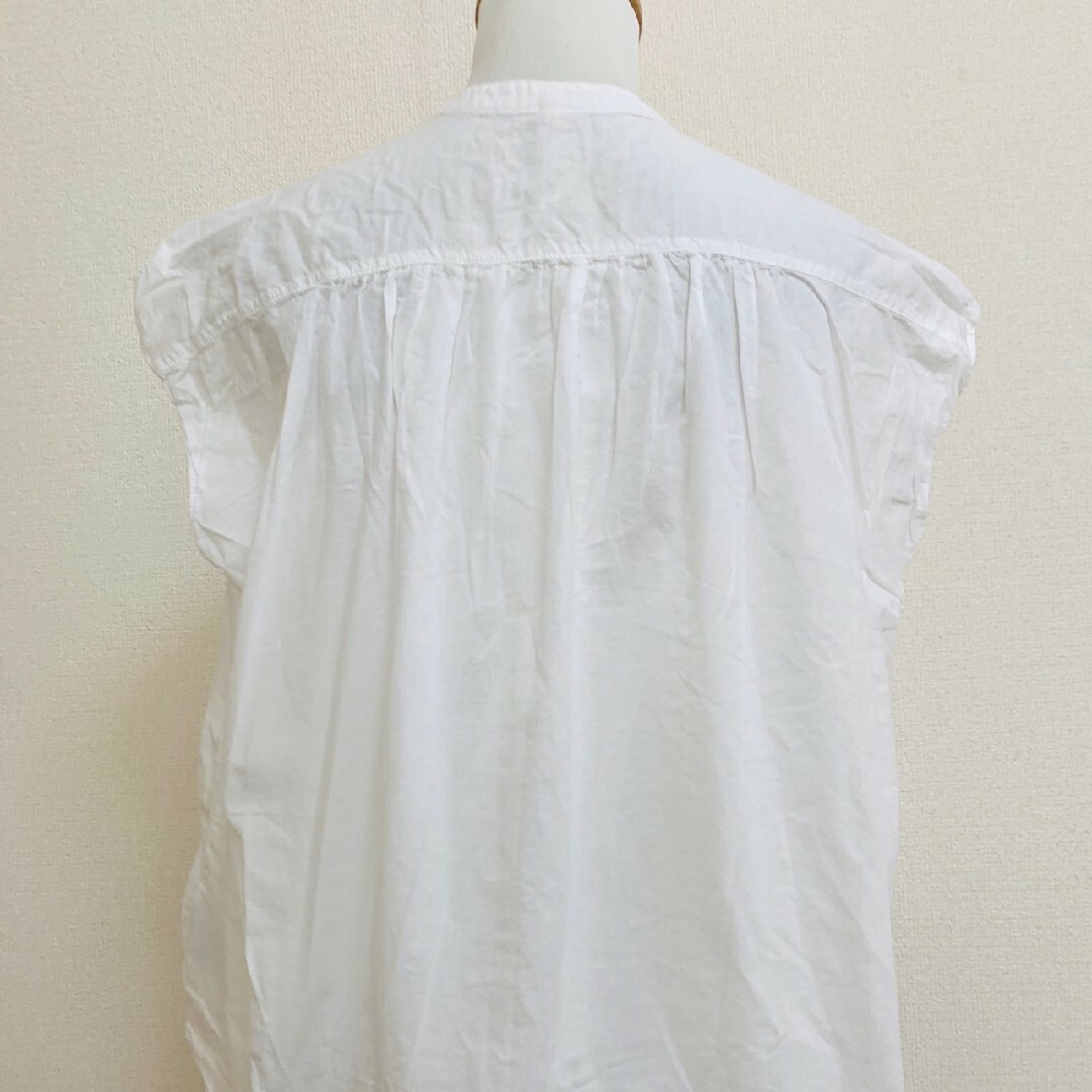 ブラウス　F　ホワイト　刺繍　きれいめ　綿100%　※ブランドタグなし レディースのトップス(シャツ/ブラウス(半袖/袖なし))の商品写真