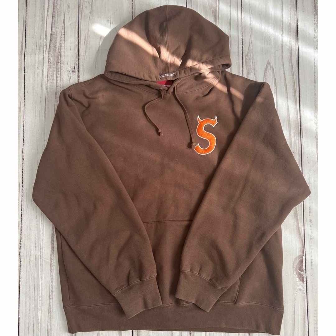 Supreme(シュプリーム)のsupreme 22aw S logo ツノ パーカー　堀米雄斗　ブラウン メンズのトップス(パーカー)の商品写真