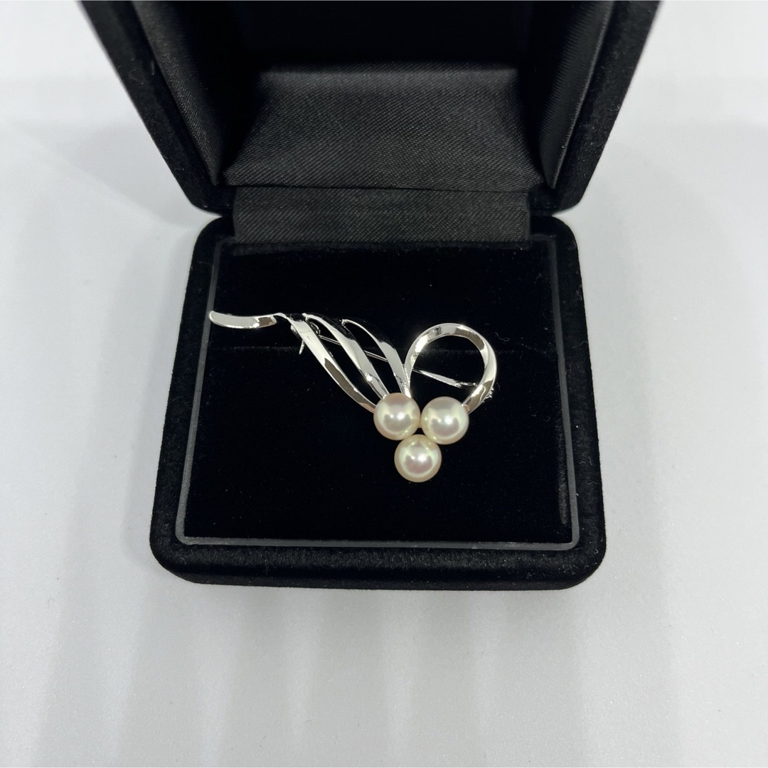 MIKIMOTO(ミキモト)の【美品】ミキモト 本真珠 パール ブローチ アコヤ M刻印 S刻印 3粒6mm レディースのアクセサリー(ブローチ/コサージュ)の商品写真