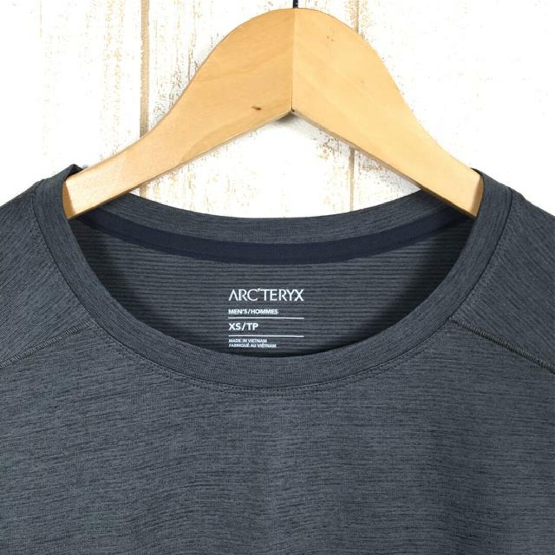 ARC'TERYX(アークテリクス)のMENs XS アークテリクス コーマック ロゴ Tシャツ Cormac Logo T-Shirt ARCTERYX X000006348/L08465800 000033 Black Heather チャコール系 メンズのメンズ その他(その他)の商品写真