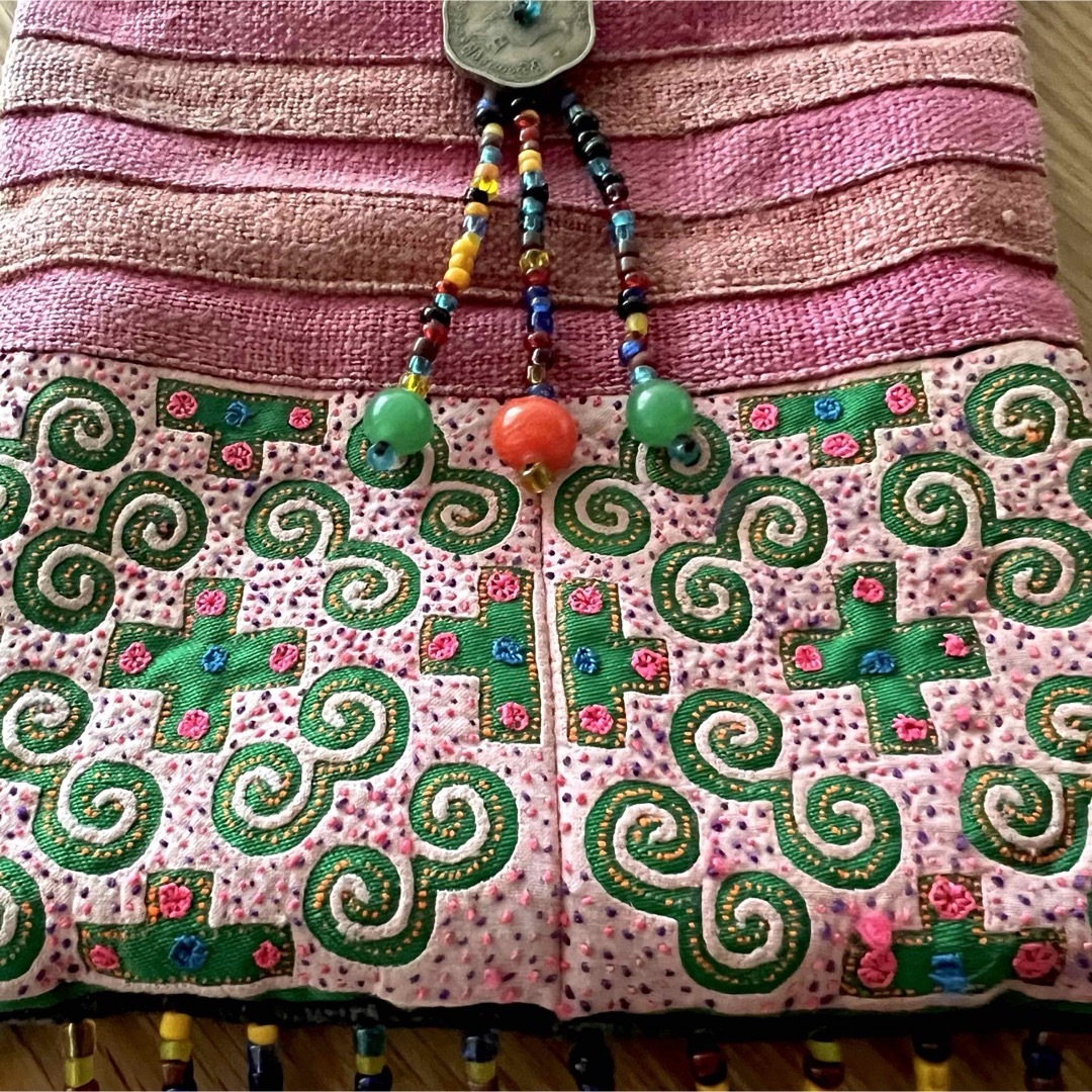 MALAIKA(マライカ)の希少！モン族 手縫い古布 ハンドメイドショルダーバッグ レディースのバッグ(ショルダーバッグ)の商品写真