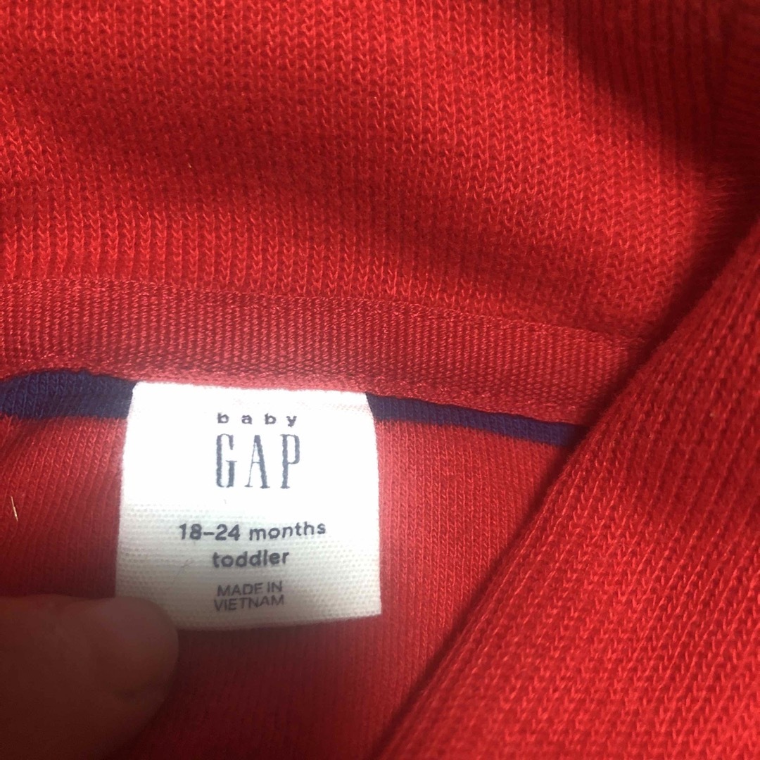 babyGAP(ベビーギャップ)の格安！匿名発送！baby GAP 90 赤ボーダートレーナー キッズ/ベビー/マタニティのキッズ服男の子用(90cm~)(ジャケット/上着)の商品写真