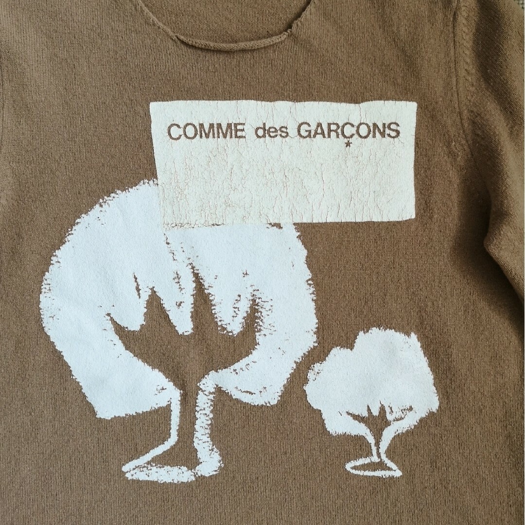 COMME des GARCONS(コムデギャルソン)のコムデギャルソン 　ニット　セーター　長袖　ロゴ　レディース　キャメル レディースのトップス(ニット/セーター)の商品写真