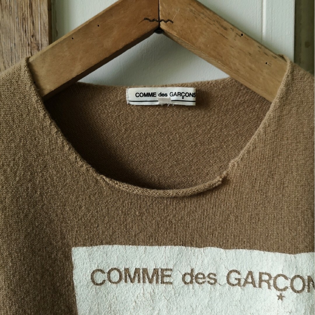 COMME des GARCONS(コムデギャルソン)のコムデギャルソン 　ニット　セーター　長袖　ロゴ　レディース　キャメル レディースのトップス(ニット/セーター)の商品写真