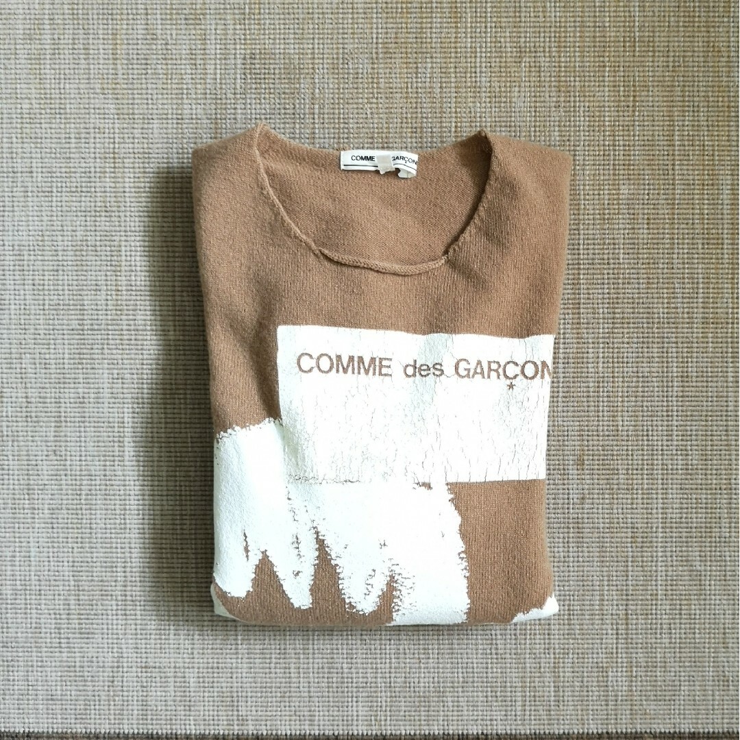 COMME des GARCONS(コムデギャルソン)のコムデギャルソン 　ニット　セーター　長袖　ロゴ　レディース　キャメル レディースのトップス(ニット/セーター)の商品写真