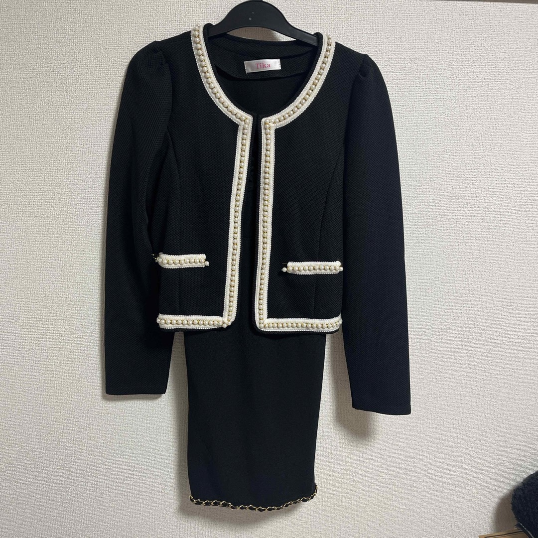 JEWELS(ジュエルズ)のTika パール付きノーカラージャケットワンピーススーツ レディースのフォーマル/ドレス(スーツ)の商品写真