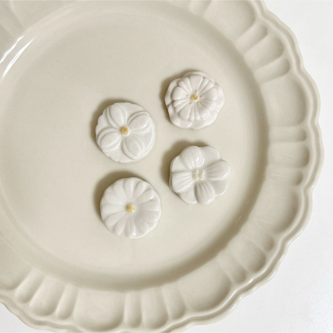 【とこ様】新品 白花 陶器 箸置き 4点 × 2セット インテリア/住まい/日用品のキッチン/食器(テーブル用品)の商品写真