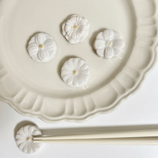 【とこ様】新品 白花 陶器 箸置き 4点 × 2セット(テーブル用品)