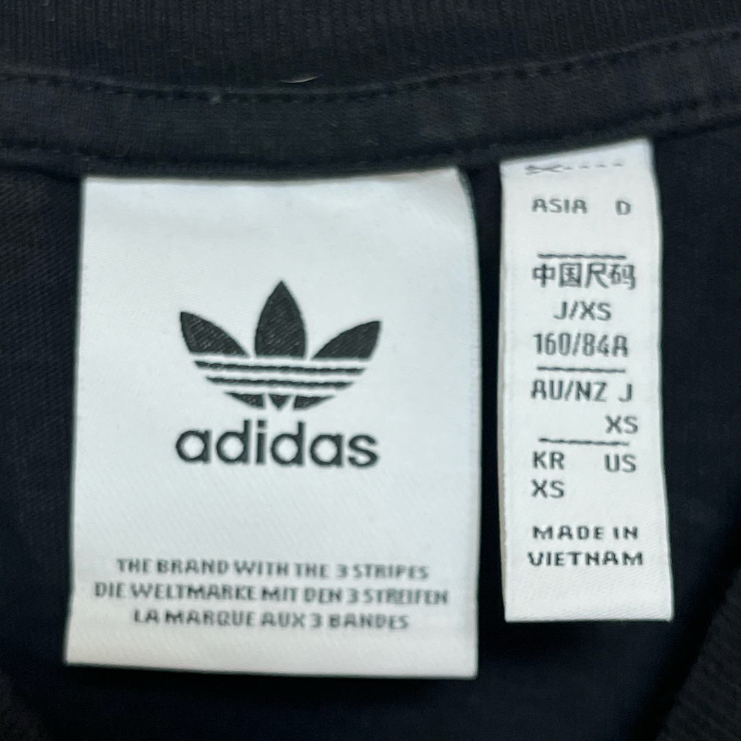 adidas(アディダス)のadidas アディダス Tシャツ 半袖 ブラック 胸元ワッペン トレフォイル メンズのトップス(Tシャツ/カットソー(半袖/袖なし))の商品写真