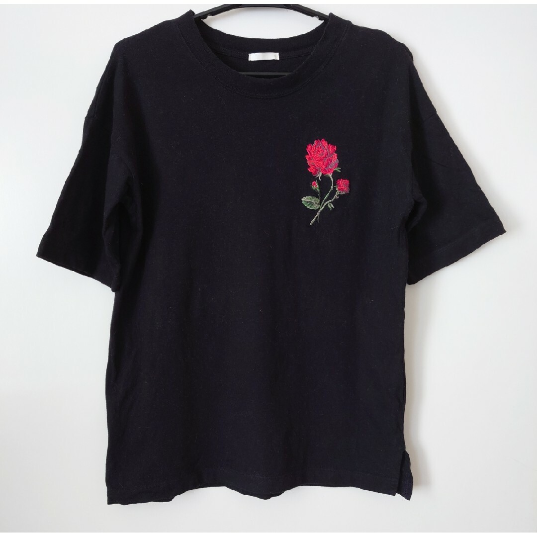 GU(ジーユー)のGU 薔薇 刺繍 Tシャツ レディースのトップス(Tシャツ(半袖/袖なし))の商品写真