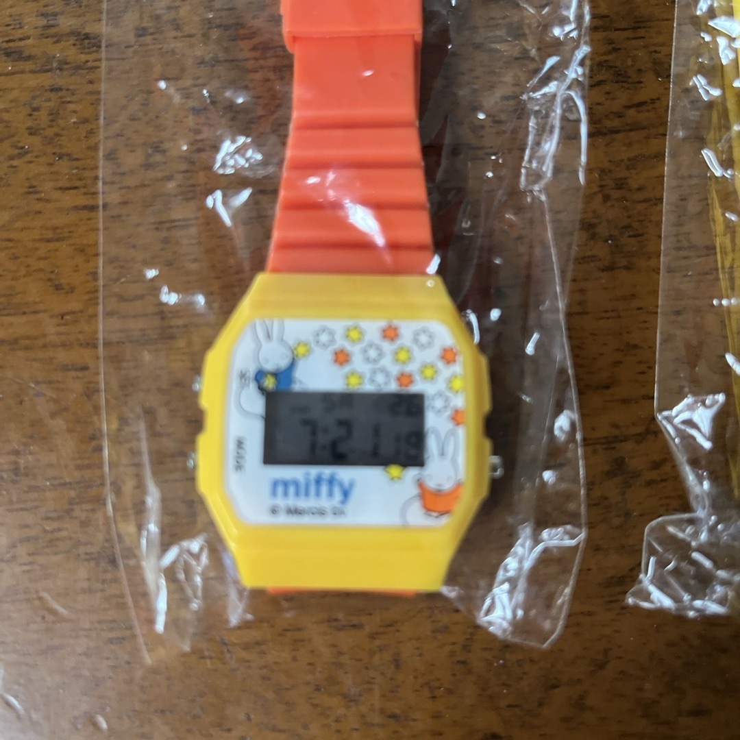 ミッフィー  デジタルウォッチコレクション　腕時計　ガチャガチャ　2個セット エンタメ/ホビーのおもちゃ/ぬいぐるみ(キャラクターグッズ)の商品写真