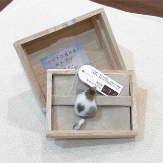 帯留め　トンボ玉作家 城下鮎子さん　グレー三毛猫　ガラス工芸品　単品　箱入り(和装小物)