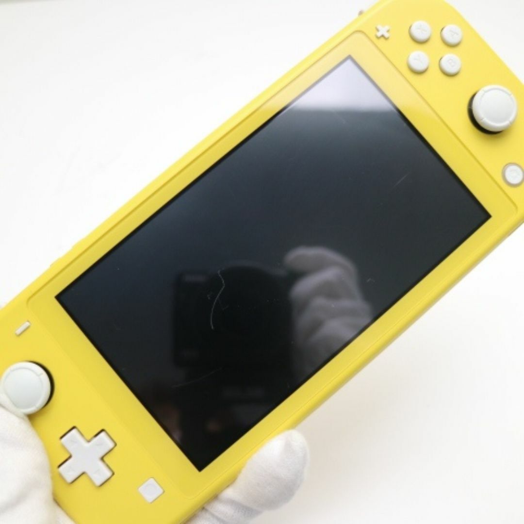 Nintendo Switch(ニンテンドースイッチ)のNintendo Switch Lite イエロー  M555 エンタメ/ホビーのゲームソフト/ゲーム機本体(携帯用ゲーム機本体)の商品写真