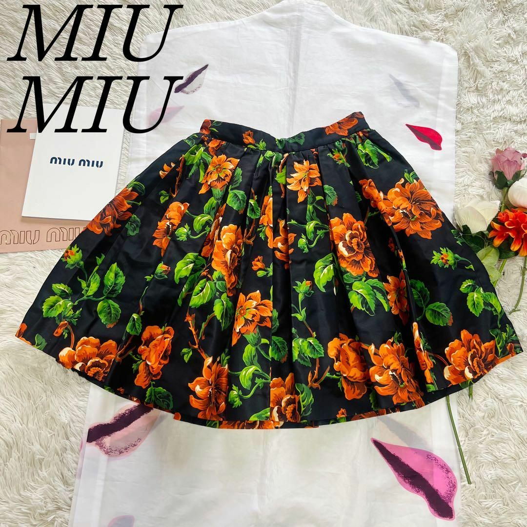 miumiu(ミュウミュウ)の【美品】 MIU  MIU 総柄スカート ブラック オレンジ 40 フレア 膝丈 レディースのスカート(ひざ丈スカート)の商品写真