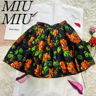 ミュウミュウ(miumiu)の【美品】 MIU  MIU 総柄スカート ブラック オレンジ 40 フレア 膝丈(ひざ丈スカート)