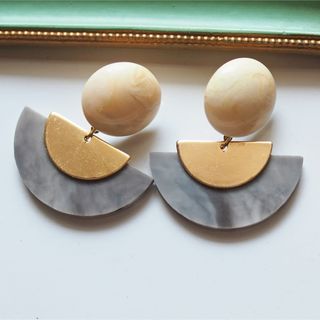 ハンドメイド　アイボリー×グレーハーフムーンピアス(ピアス)