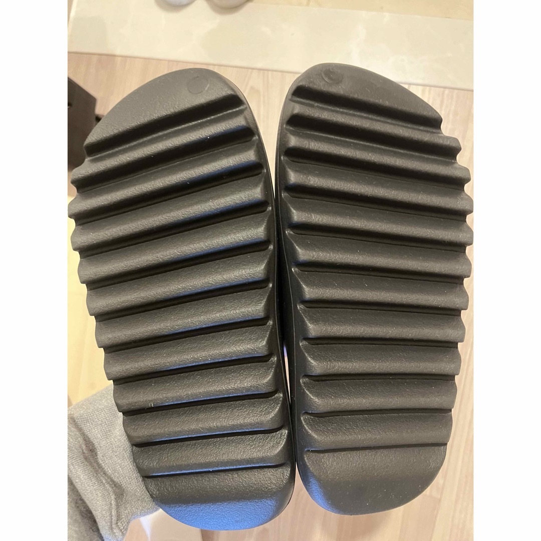 adidas(アディダス)のYEEZY slide 26.5cm adidas イージー サンダル メンズの靴/シューズ(スニーカー)の商品写真