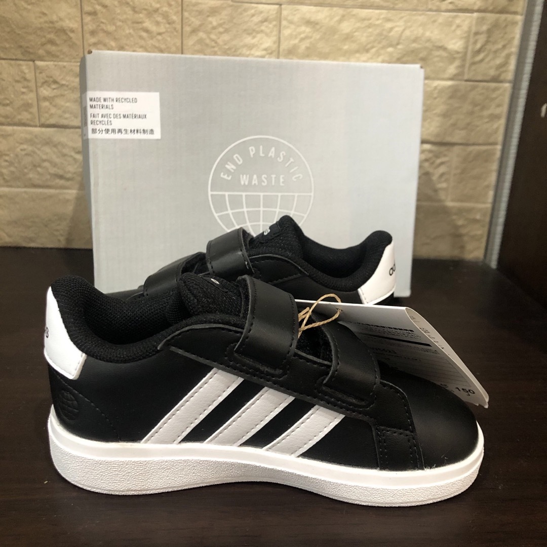 adidas(アディダス)の新品未使用タグ付き　アディダス　adidas スニーカー　15cm キッズ/ベビー/マタニティのキッズ靴/シューズ(15cm~)(スニーカー)の商品写真