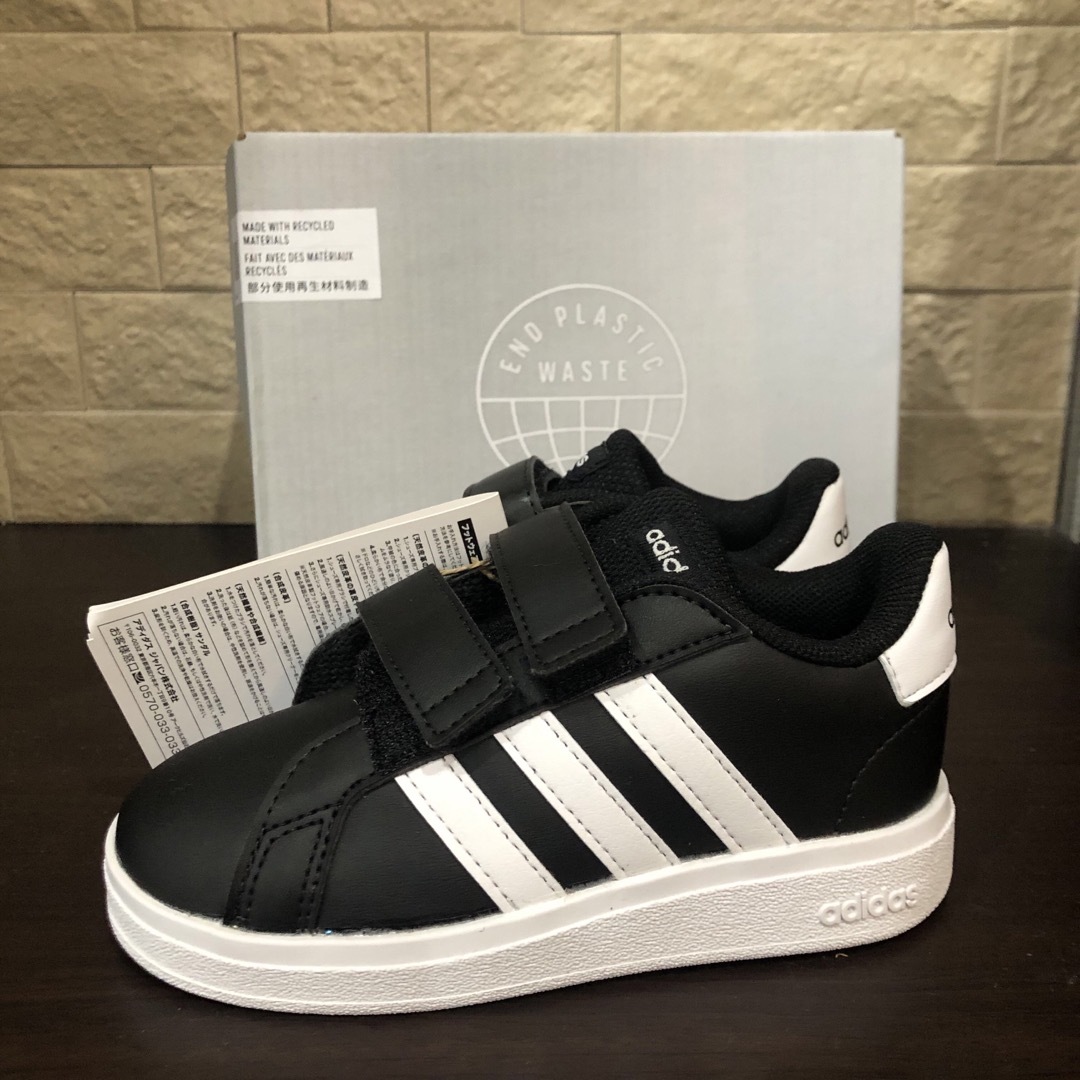 adidas(アディダス)の新品未使用タグ付き　アディダス　adidas スニーカー　15cm キッズ/ベビー/マタニティのキッズ靴/シューズ(15cm~)(スニーカー)の商品写真