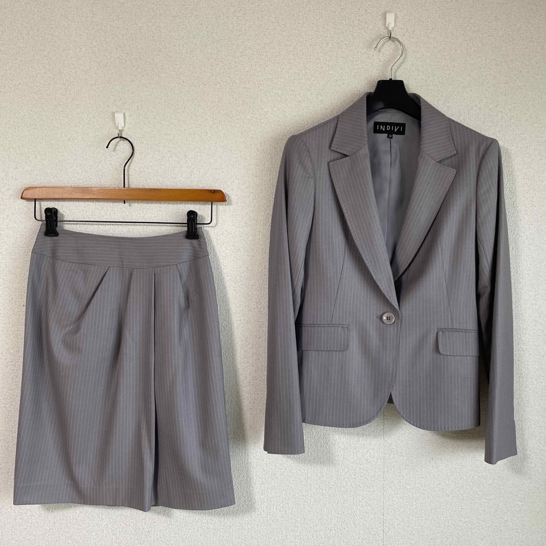 INDIVI(インディヴィ)のインディヴィ スカートスーツ 上38下36 W60 グレー 未使用に近い DMW レディースのフォーマル/ドレス(スーツ)の商品写真