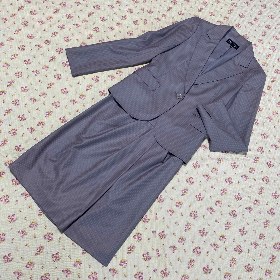 INDIVI(インディヴィ)のインディヴィ スカートスーツ 上38下36 W60 グレー 未使用に近い DMW レディースのフォーマル/ドレス(スーツ)の商品写真