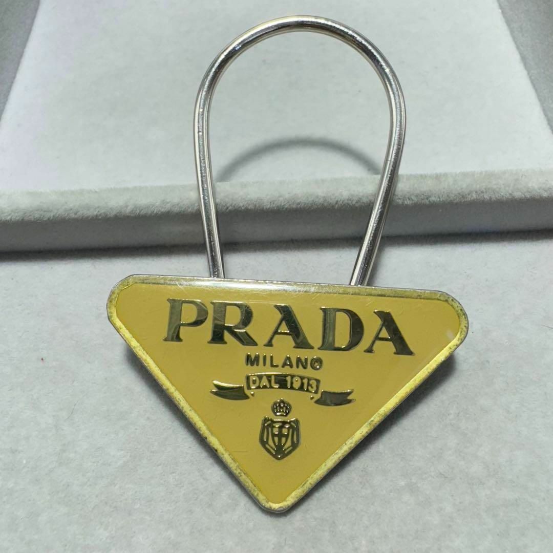 PRADA(プラダ)の【定番】PRADA 三角チャーム　シルバー　ベージュ レディースのファッション小物(キーホルダー)の商品写真